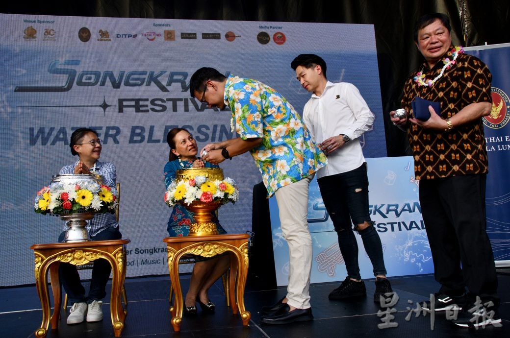 《我们》主 / “水为桥 送祝福” 马来西亚泼水节展现族群共融之美