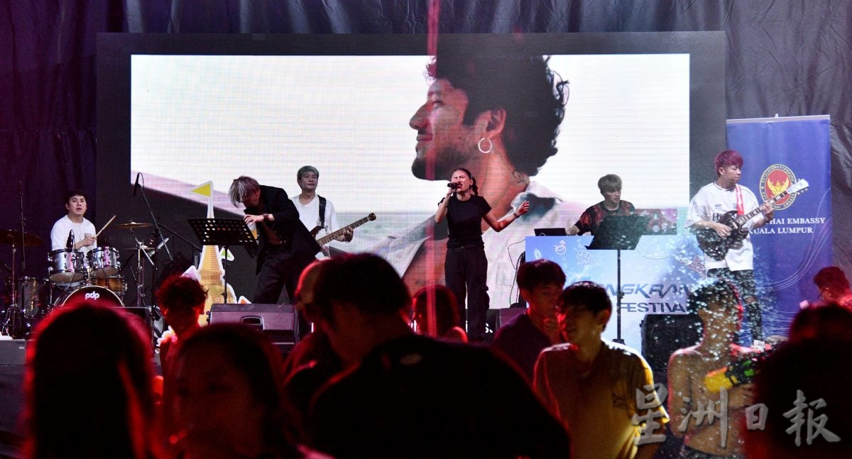 《我们》主 / “水为桥 送祝福” 马来西亚泼水节展现族群共融之美