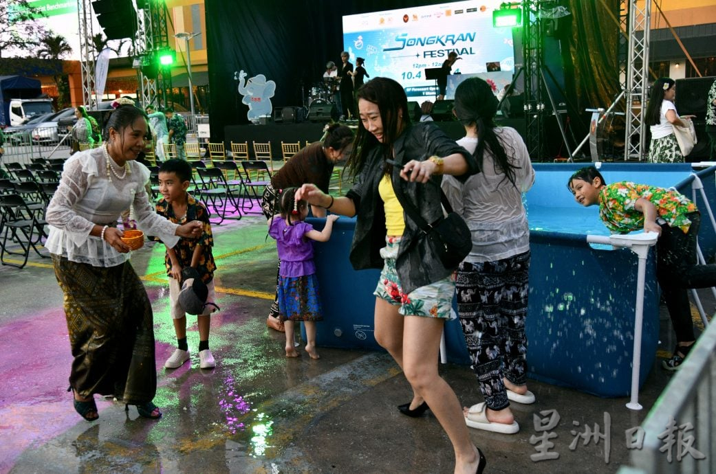 《我们》主 / “水为桥 送祝福” 马来西亚泼水节展现族群共融之美