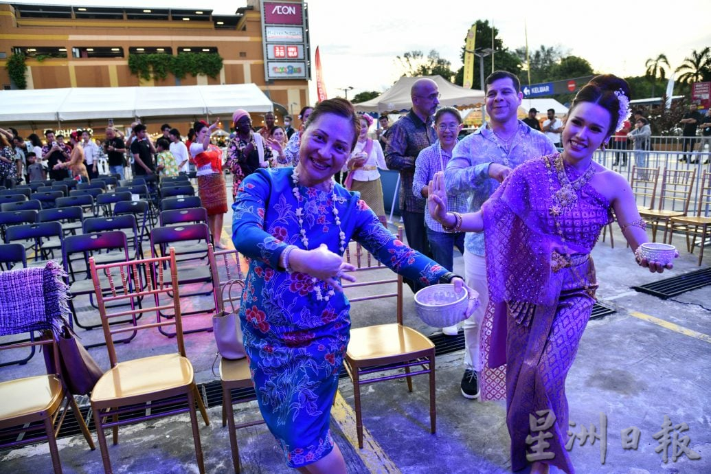 《我们》主 / “水为桥 送祝福” 马来西亚泼水节展现族群共融之美