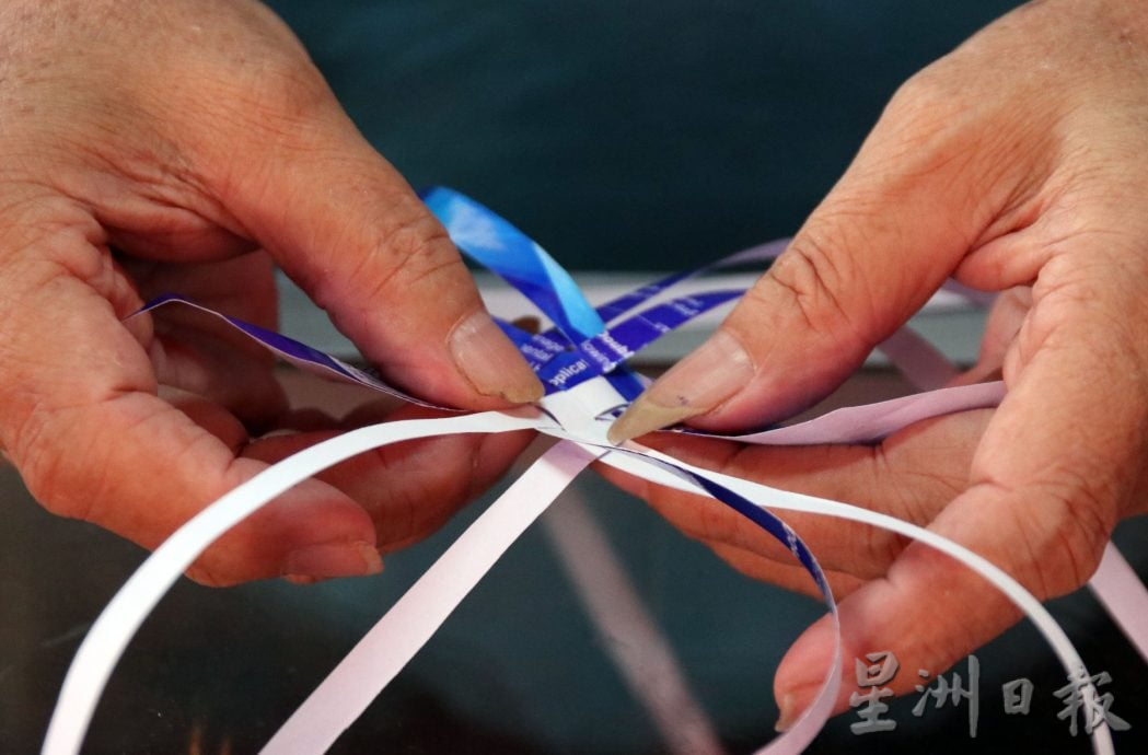 (27/5见报)星角摄/纸凤凰传祝福