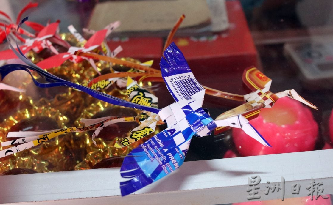 (27/5见报)星角摄/纸凤凰传祝福