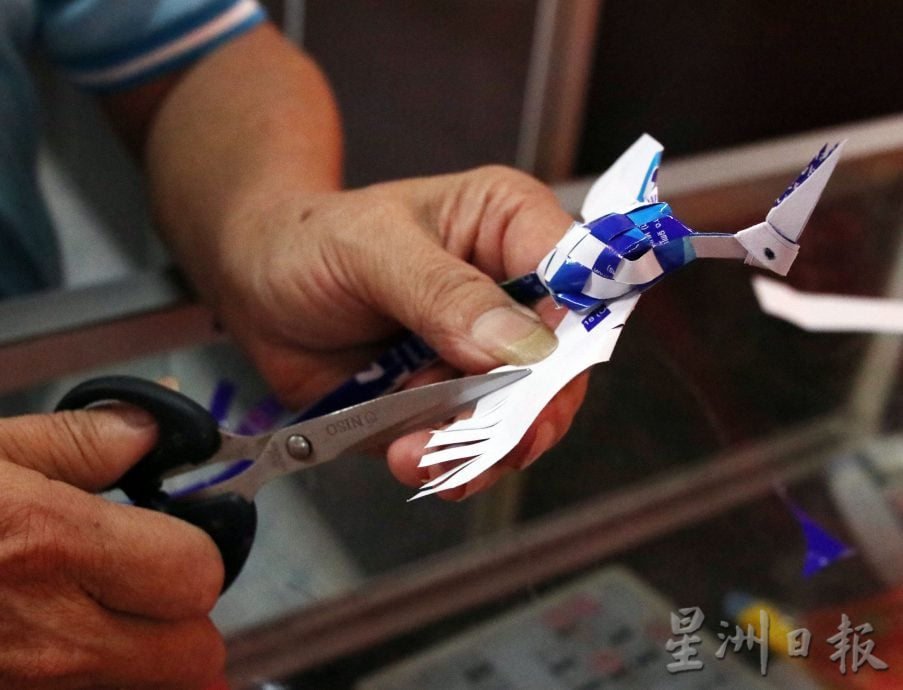 (27/5见报)星角摄/纸凤凰传祝福