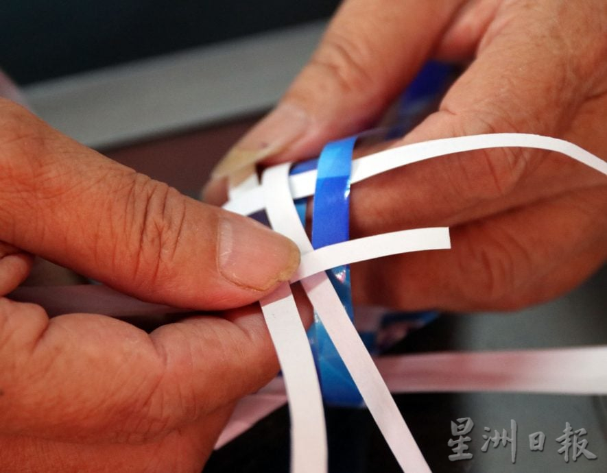 (27/5见报)星角摄/纸凤凰传祝福