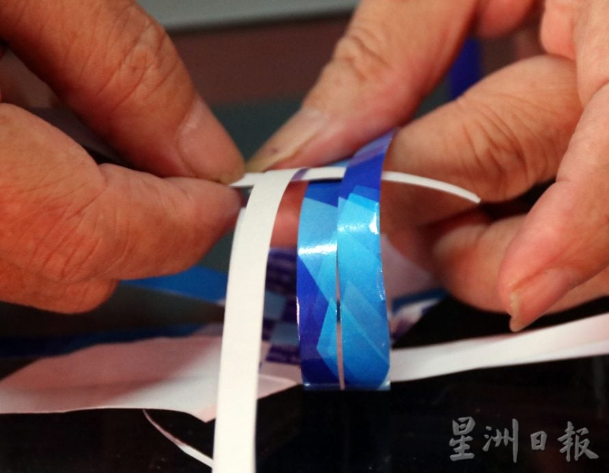 (27/5见报)星角摄/纸凤凰传祝福