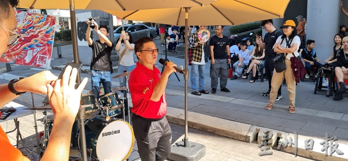 柔:陈旭年文化街爵士音乐表演 吸引民众和游客感受爵士乐的魅力