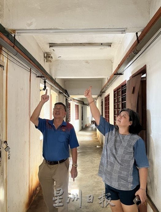 组屋走廊仅开灯两小时·学生老人担心踩空酿意外
