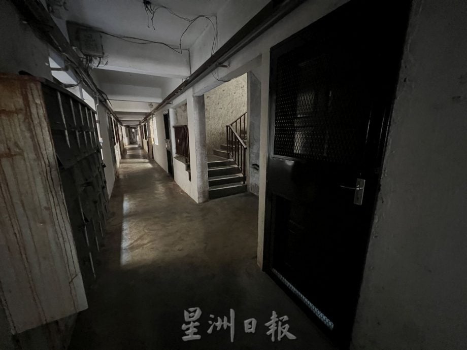 组屋走廊仅开灯两小时·学生老人担心踩空酿意外