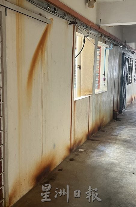 组屋走廊仅开灯两小时·学生老人担心踩空酿意外