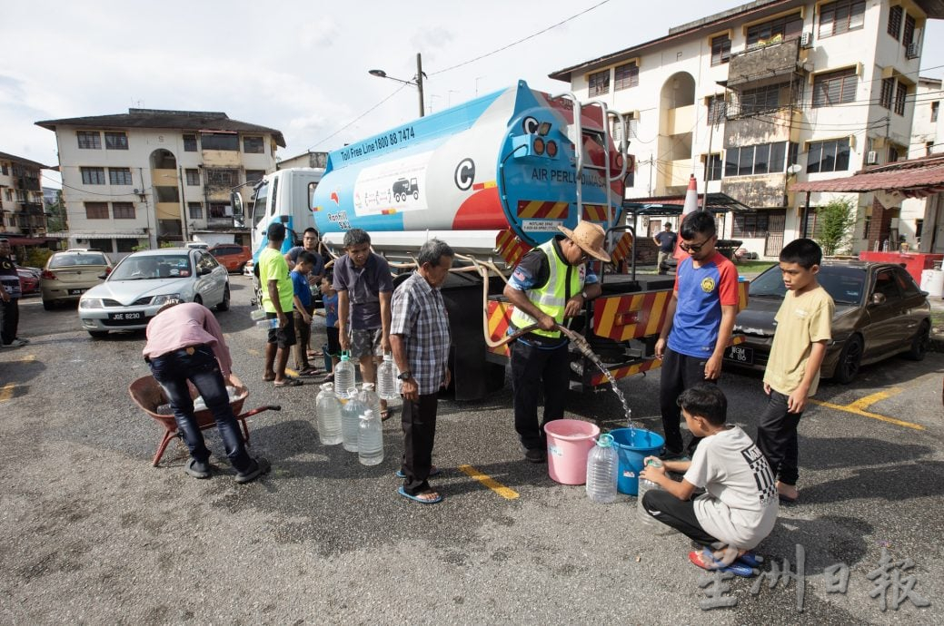 （29/5见报）星角摄/大制水中排队取水，映照多元社会的共识与理解