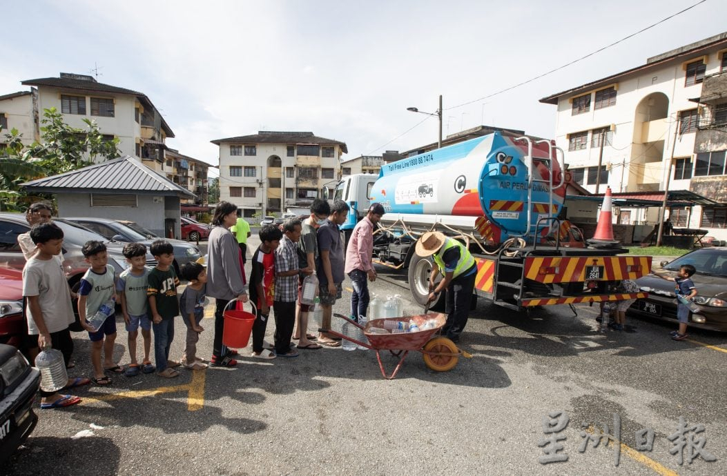 （29/5见报）星角摄/大制水中排队取水，映照多元社会的共识与理解