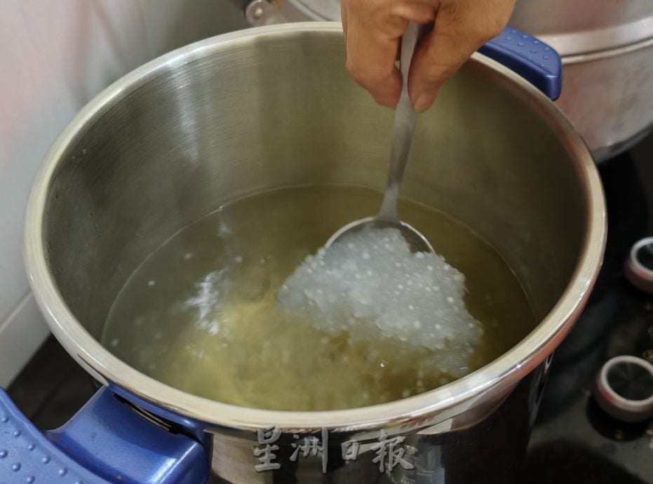 柔：私房好菜（5月12日刊）：郑玉叶与亲友分享糕点甜品，用厨艺增进情谊