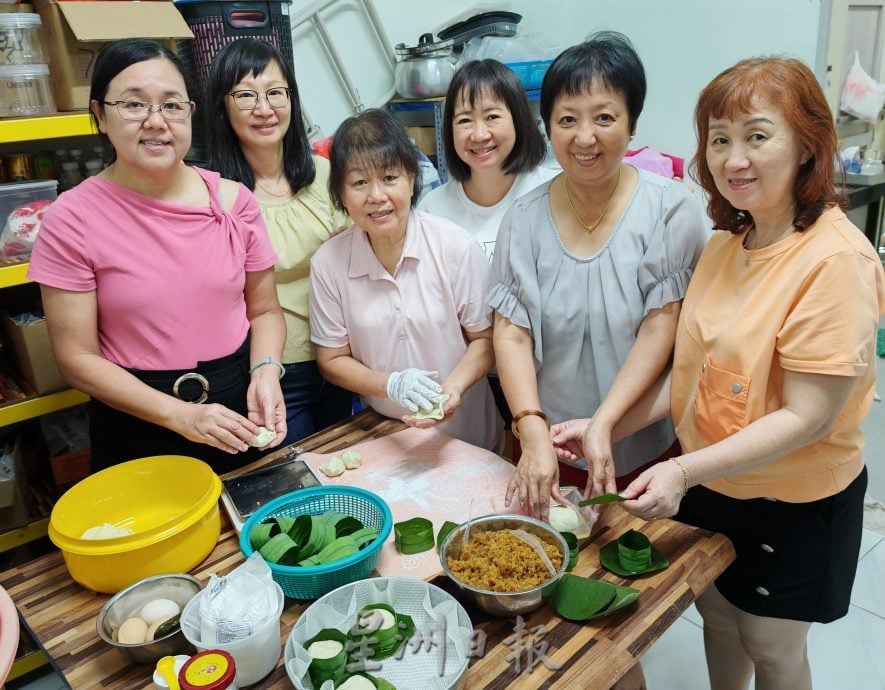 柔:私房好菜(5月12日刊):郑玉叶与亲友分享糕点甜品,用厨艺增进情谊
