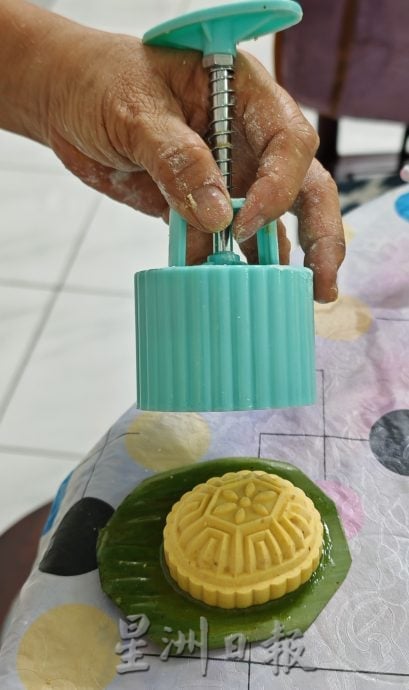 柔:私房好菜(5月12日刊):郑玉叶与亲友分享糕点甜品,用厨艺增进情谊