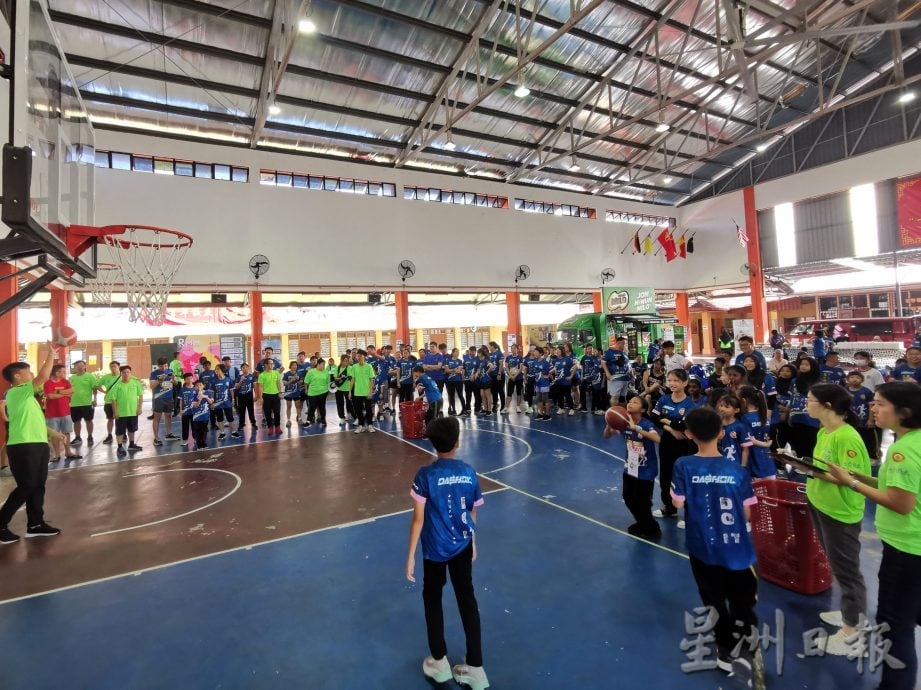 供星洲网:林茂育华小学百年校庆,逾百人越野奔跑为活动添光彩