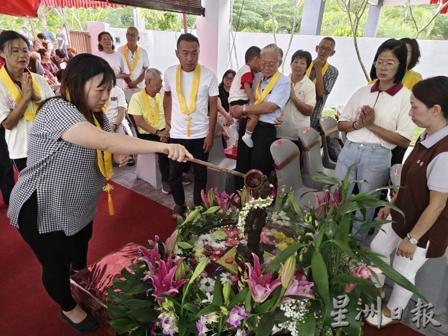 东：金马扬善导寺卫塞节庆典反应热烈