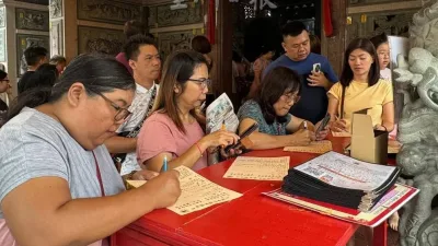 天赦日祈求赦罪解厄   天公坛众多信众虔诚敬拜