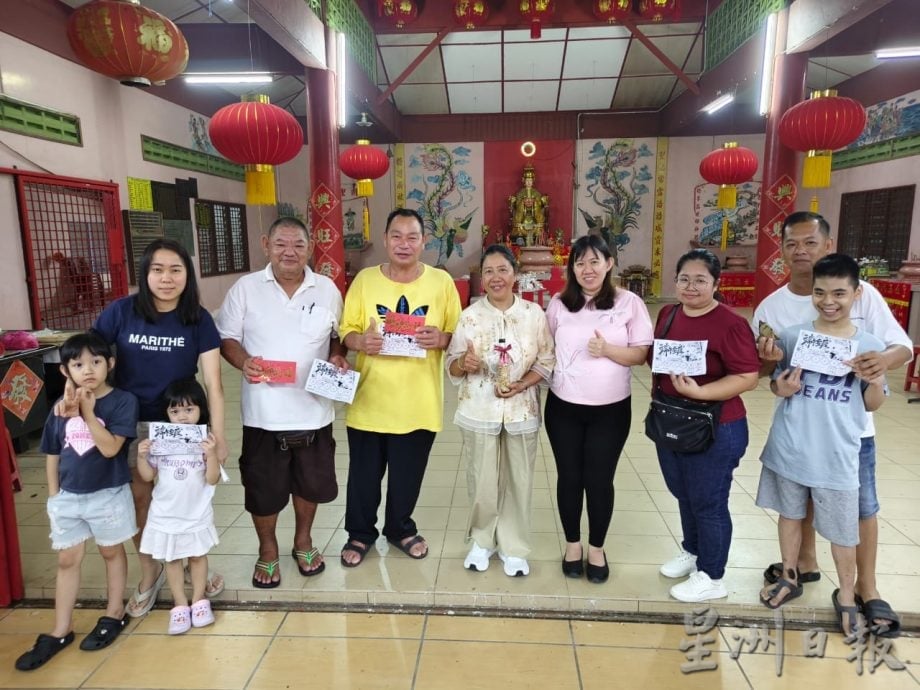 东:巴也朗村委端午节庆典与村民聚餐玩游戏