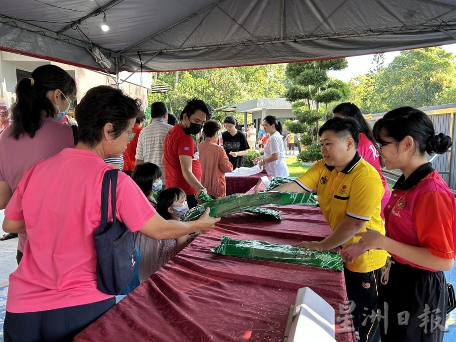 供星洲网/亚沙国会服务中心推出端午市集！15只猪一小时扫光