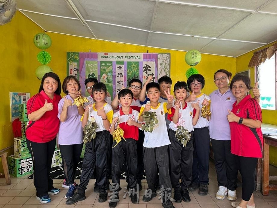 :趁端午节到来，育侨华小教导学生包裹棕子