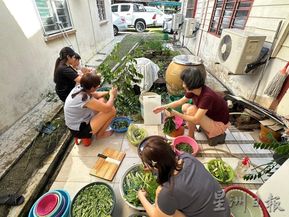 家好热闹|雷亚银育有9子女 新年逾30人开心大团圆