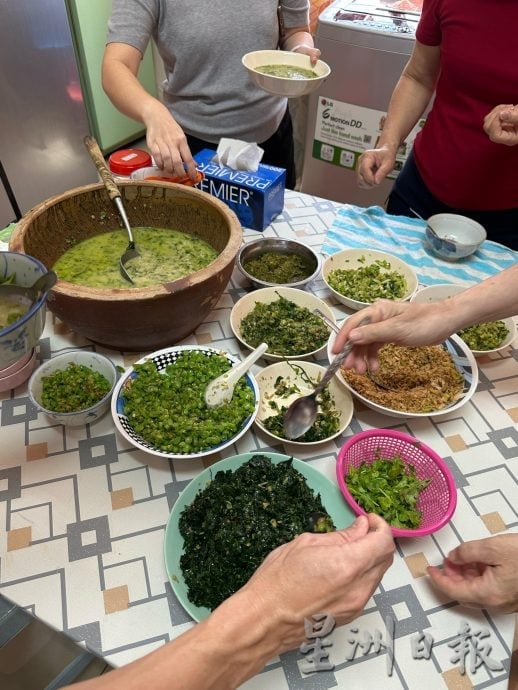 家好热闹|雷亚银育有9子女 新年逾30人开心大团圆