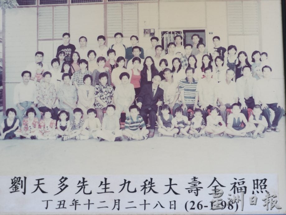 家好热闹|雷亚银育有9子女 新年逾30人开心大团圆
