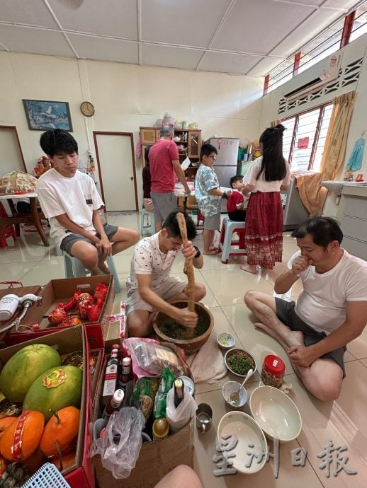 家好热闹|雷亚银育有9子女 新年逾30人开心大团圆