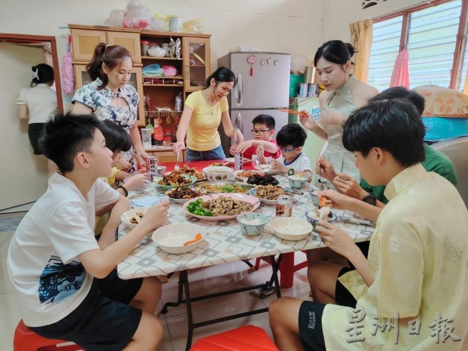 家好热闹|雷亚银育有9子女 新年逾30人开心大团圆