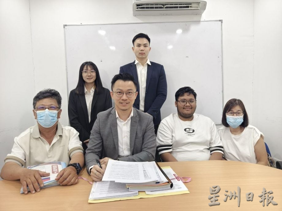 **已签发**柔:没办妥领养致报生纸收回 父母奔波6年18岁男终获公民权