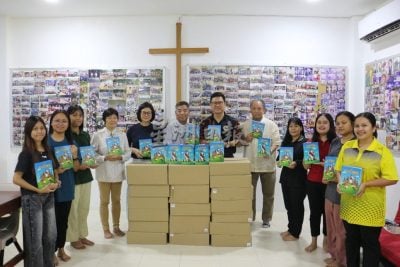诗巫区国会议员林财耀(右六)为丰收中心提供2000本圣经,作为推展校园福音工作。左六为中心负责牧师申正采;右五及右八为黄祯光夫妇。
