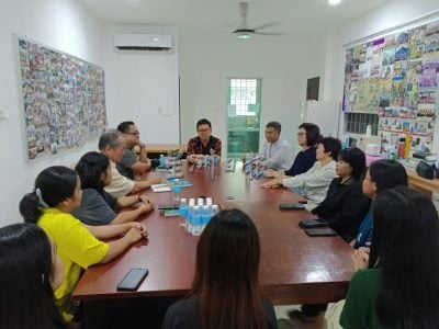 林财耀（中）与申正采及同工交流，了解原住民福音事工推展。