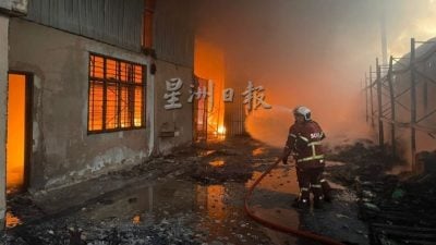 铸铁仓库与修车厂火灾 4消拯局动员25人灭火