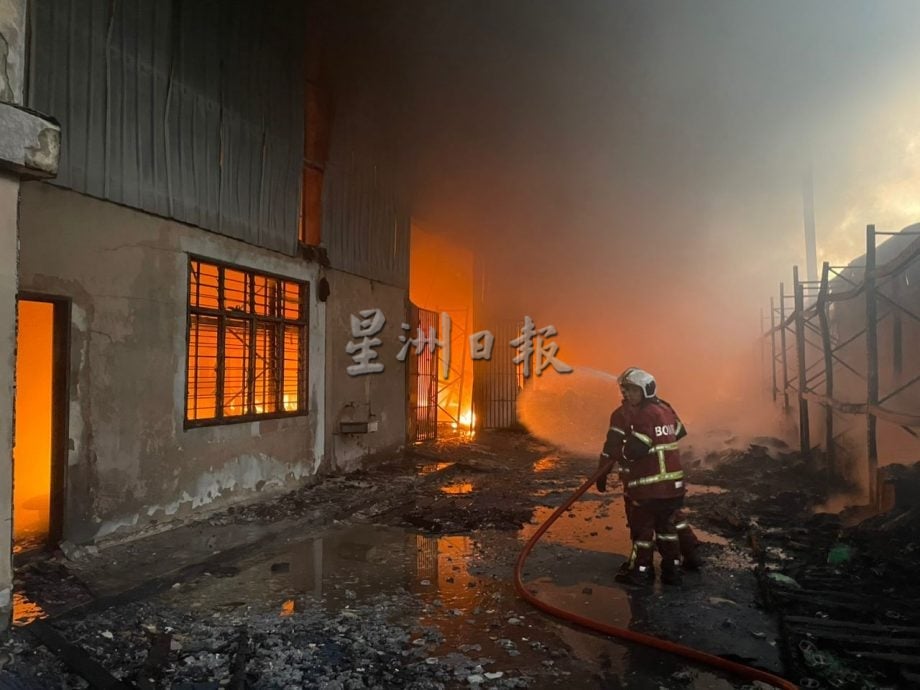 **已签发**柔:铸铁仓库与修车厂火灾 4消拯局动员25人1小时内控火