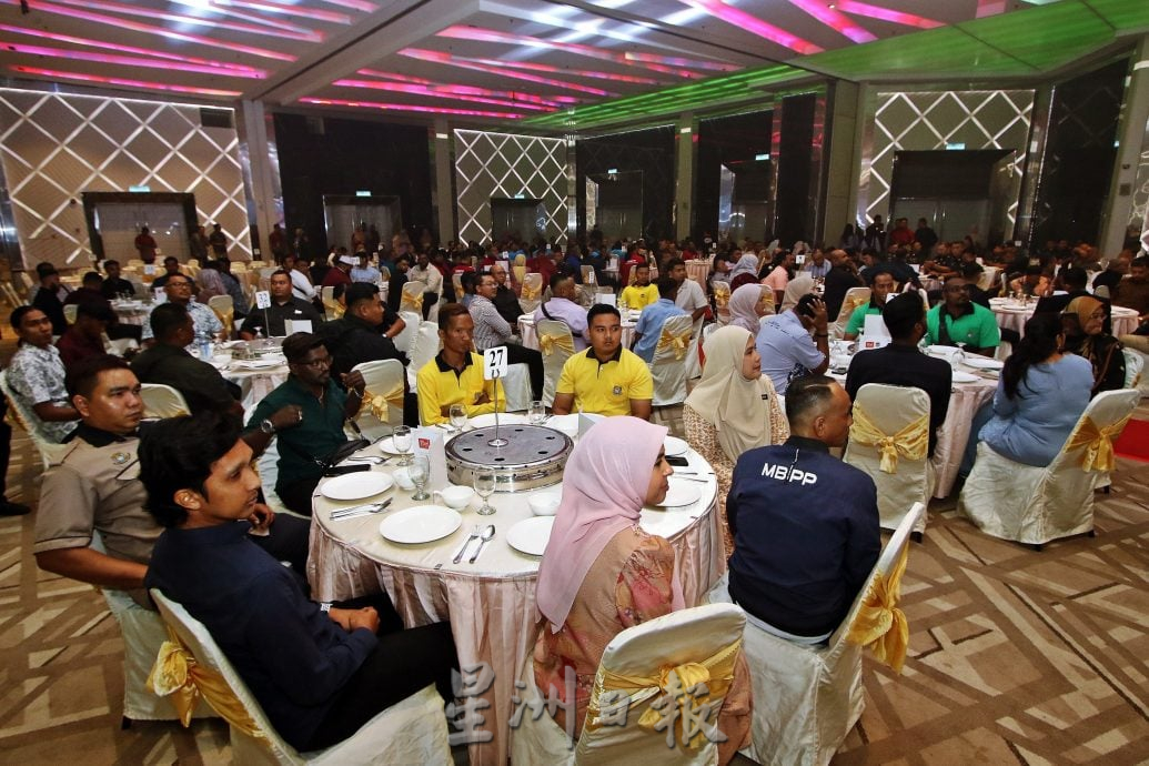 槟岛市厅表扬典礼 306卓越退休员工获奖金