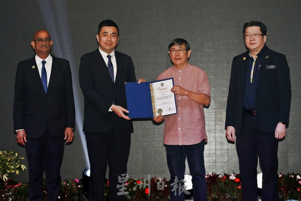 槟岛市厅表扬典礼 306卓越退休员工获奖金