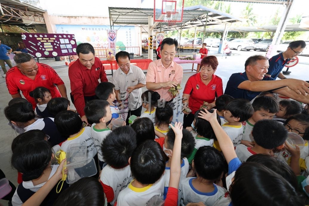 供星洲网::芙蓉新华小学变身“传统课堂”,学生裹粽迎端午