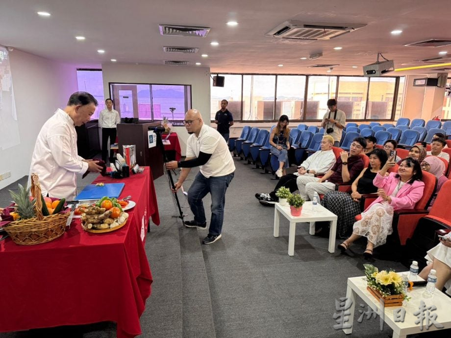 展现招牌刀工 甄文达快刀剁蒜赢喝采