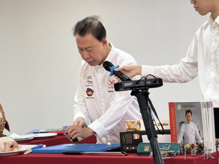 展现招牌刀工 甄文达快刀剁蒜赢喝采