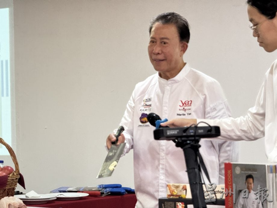 展现招牌刀工 甄文达快刀剁蒜赢喝采