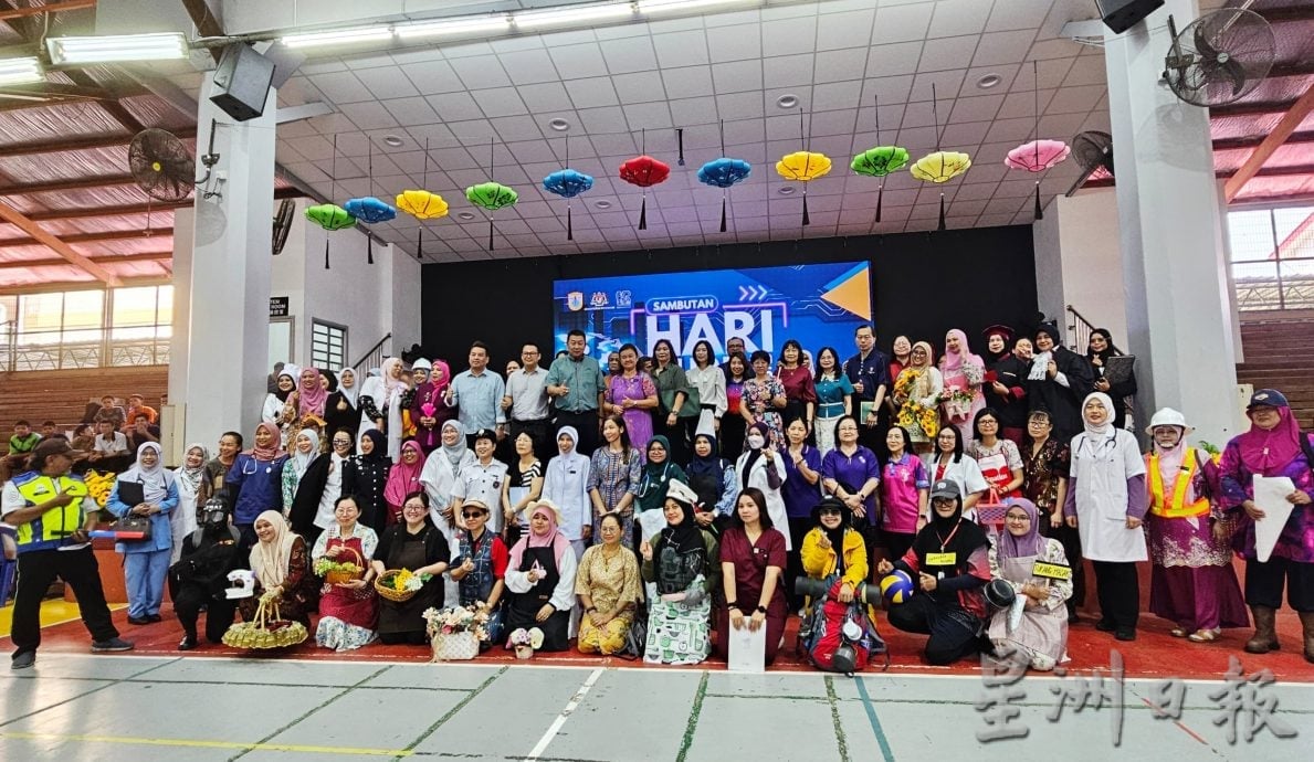 吉兰丹中华国民型中学庆祝教师节,其中一名教师“反恐特警”(SWAT)装扮引人瞩目。