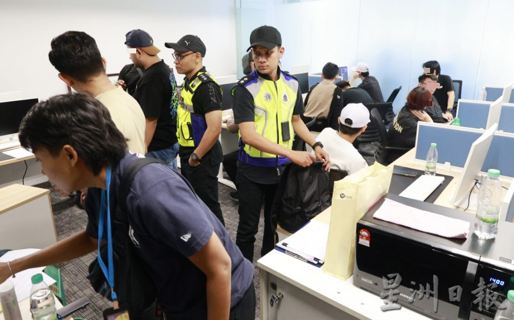 警捣网赌呼叫中心.约30男女被捕