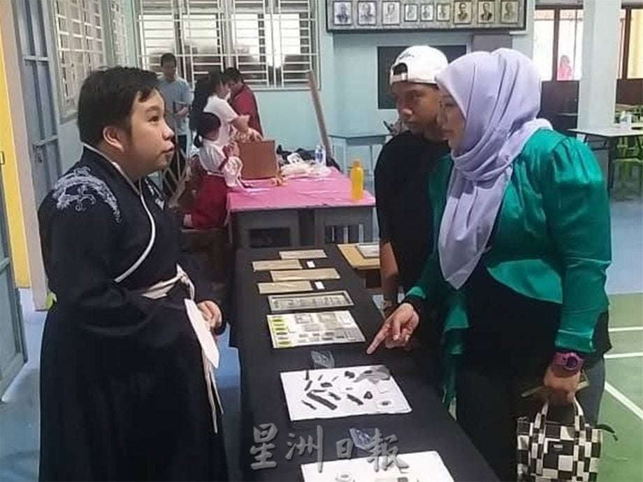 供星洲网/ 庇朥华人花园古迹保护协会端午节活动,展示文物堂号及讲解e-invoice。
