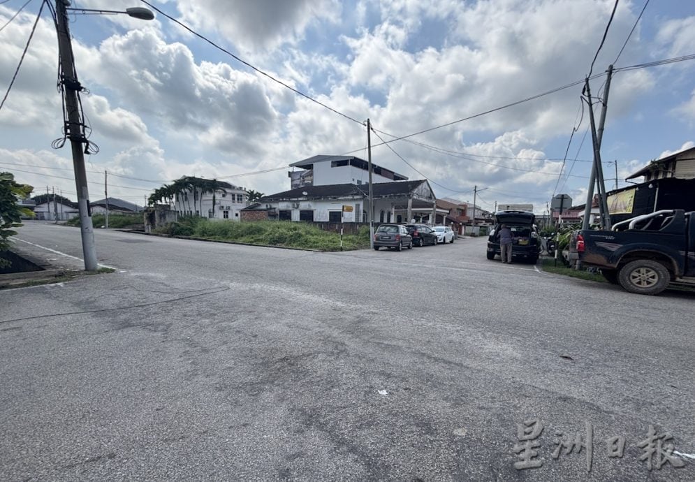 昔陈秀坂路与扎法哈密路十字路口潜藏危险