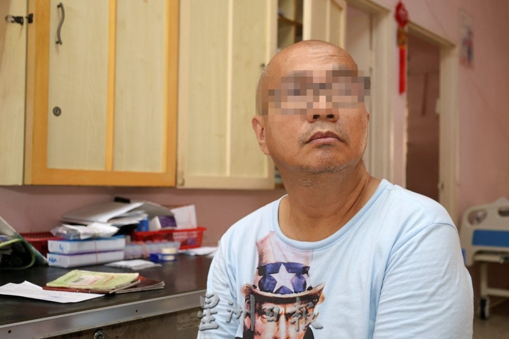 供星洲网:“她们是我们的家人!” 非法护工遭扣手铐带走 美嘉威安老院长者当场吓哭