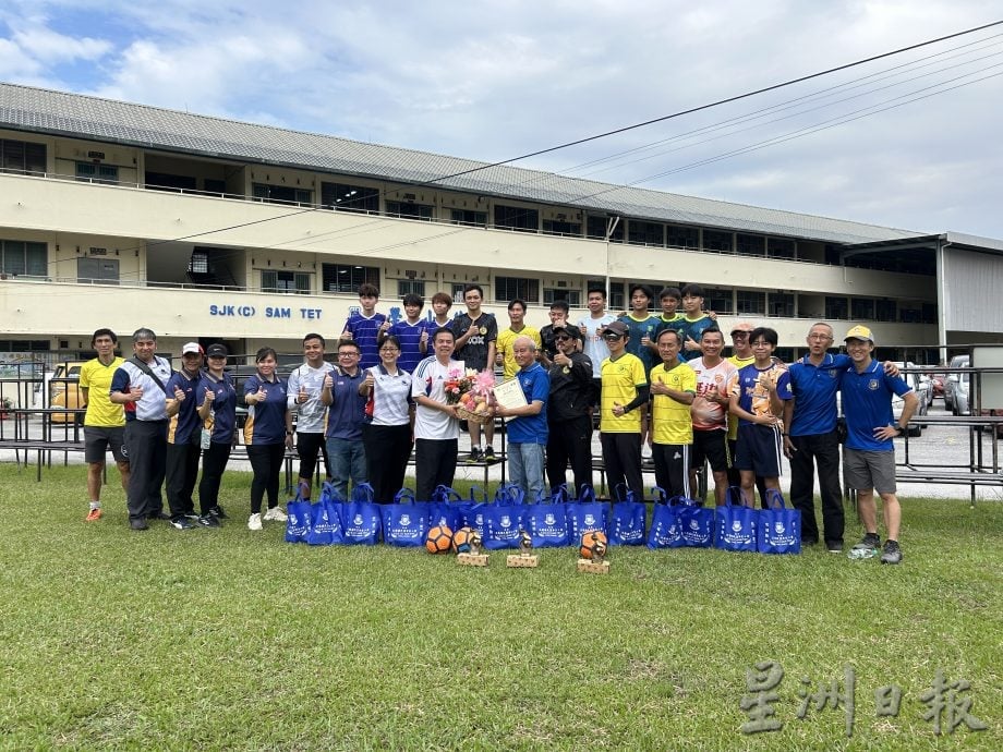 三德华小400学生化身小小足球员  体验足球魅力