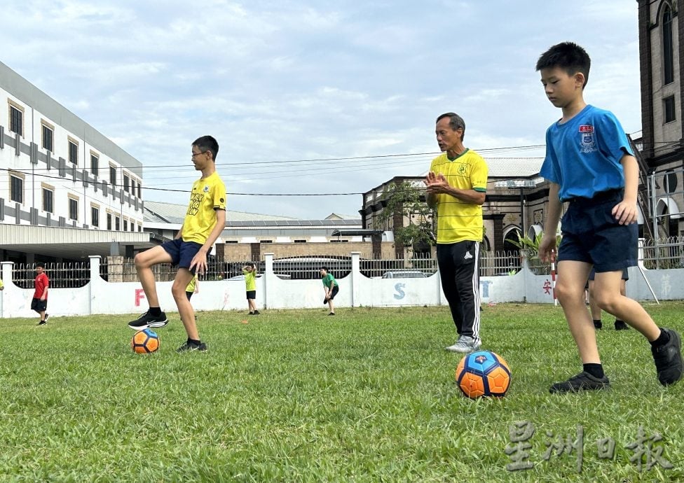三德华小400学生化身小小足球员  体验足球魅力