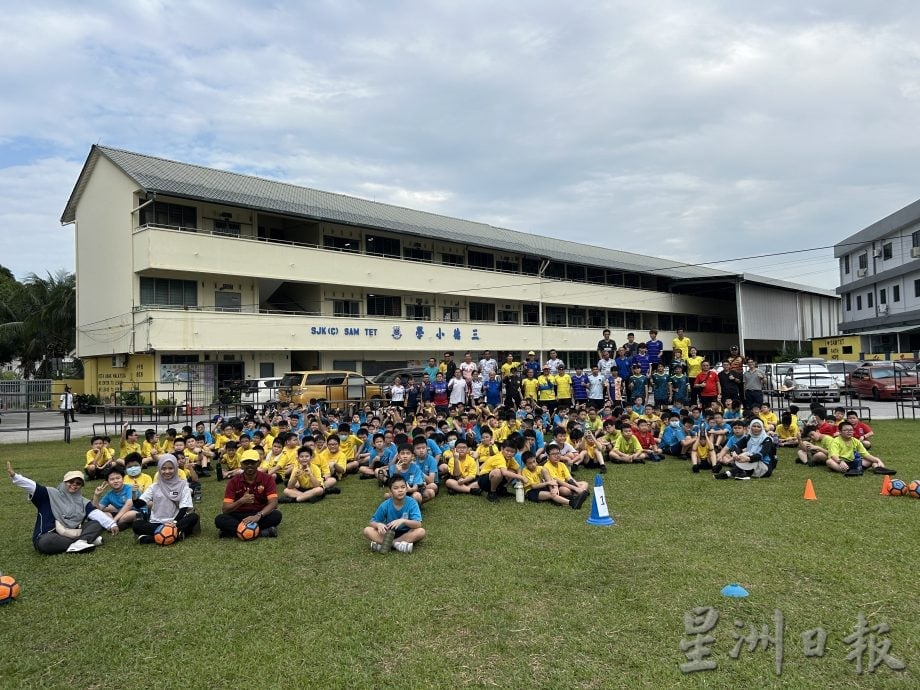 三德华小400学生化身小小足球员  体验足球魅力