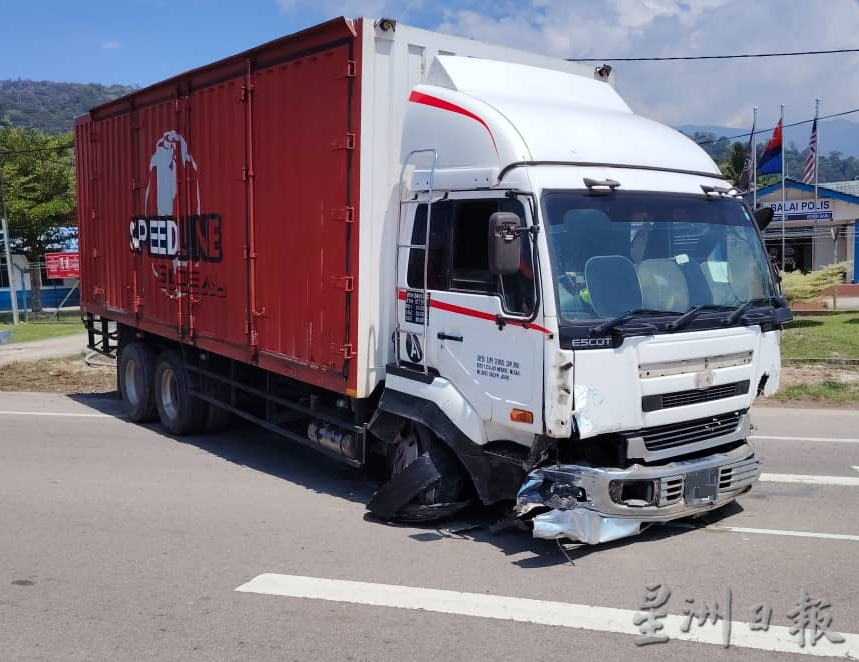 疑刹车器失灵 罗里交通灯前撞汽车