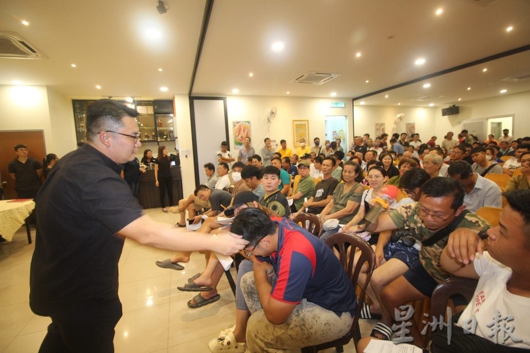 补图//////（取代版)劳勿猫山王非法芭农民抗拒的彭亨皇家榴梿集团（Royal Pahang Durian Group）突然转风向，纷纷向该集团签    